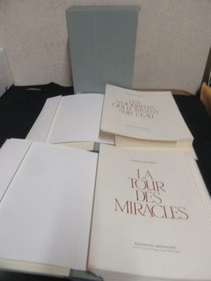 un grand nombre de livres posés sur une table