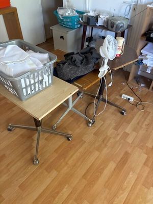 une petite table sur laquelle est posé un panier, dans une pièce
