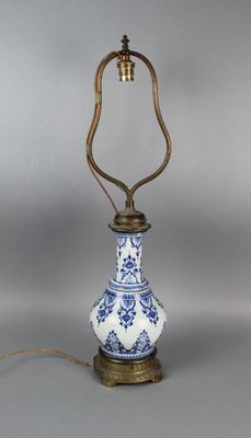 Vase balustre monté en lampe en céramique blanc/bleu, montur…
