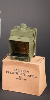 Lanterne britannique. Une boite en carton, marquée Lantern E…