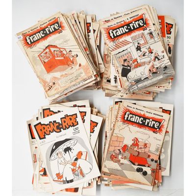 une pile de bandes dessinées empilées les unes sur les autres sur une table