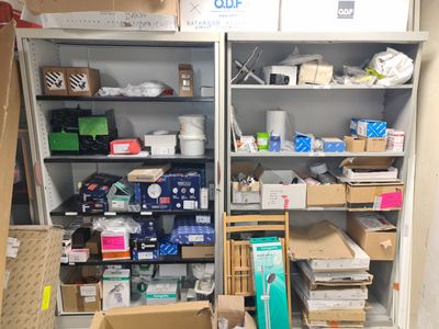 beaucoup de boîtes et de cartons sur les étagères de la pièce