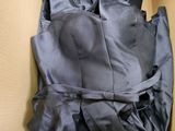 un sac noir dans une boîte ouverte