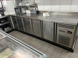 un grand comptoir en acier inoxydable dans une cuisine commerciale
