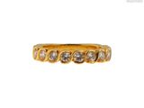 gros plan d'une bague en or avec des diamants sur fond blanc