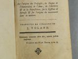 un livre ouvert avec l'image d'un oiseau dessus