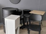 une table et des chaises dans une pièce où il y a un miroir accroché au mur