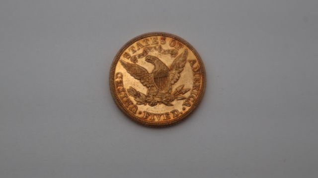 Une pièce de monnaie en or à valeur faciale de cinq dollars USA L...
