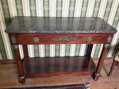 Console Empire à dessus de marbre noir.