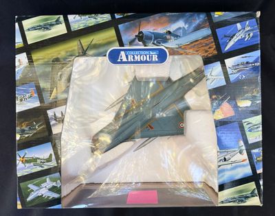 une photo d'une maquette d'avion de chasse dans une boîte