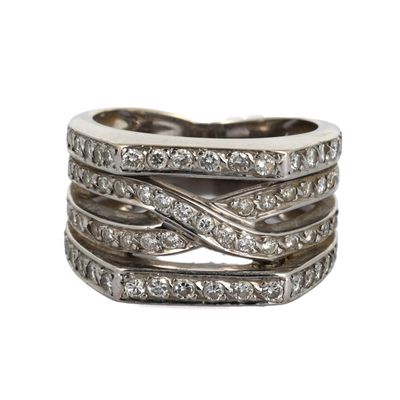 une image d'une bague en diamant sur fond blanc