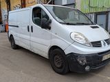 une camionnette blanche garée sur le bord de la rue