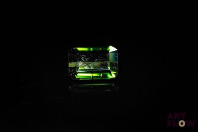 l'image d'un cristal vert dans l'obscurité