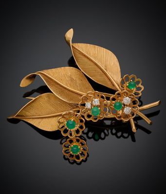 une broche en or et émeraude ornée de feuilles