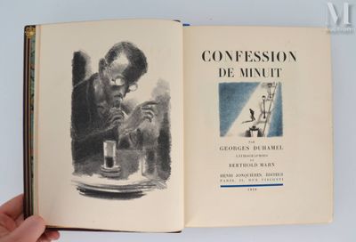 Quelqu'un tient un livre sur lequel figure le dessin d'un homme dans un laboratoire.