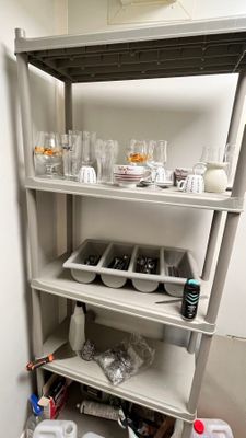 Étagère en plastique grise (vendue vide)