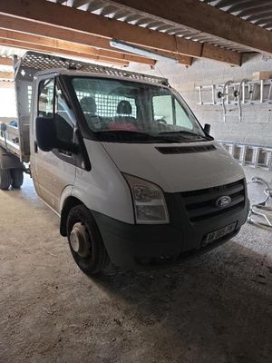 une camionnette blanche garée dans un garage