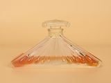 une bouteille en verre transparent contenant un liquide rouge et orange