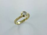 une bague en or jaune avec un diamant serti au centre