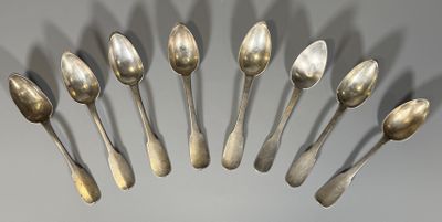 beaucoup de cuillères disposées en cercle