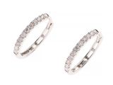 une paire d'alliances en or blanc et diamants