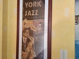 une photo d'une affiche accrochée au mur d'une pièce