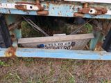un camion bleu rouillé muni d'une plaque d'immatriculation