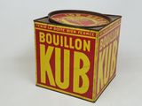 une boîte rouge sur laquelle est apposée une étiquette jaune et rouge