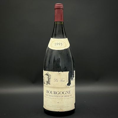 une photo d'une bouteille de vin posée sur une table