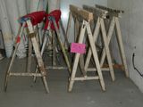 trois tabourets pliants en bois dans une pièce, avec un mur en arrière-plan