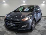 la photo d'une voiture garée dans un garage