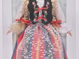 poupée Barbie dans une boîte en plastique, vêtue d'une robe rouge et bleue
