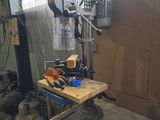 une machine posée sur un établi dans un garage