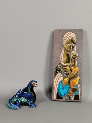 deux figurines assises l'une à côté de l'autre