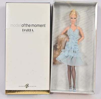poupée Barbie dans une boîte, avec une robe et des chaussures