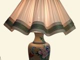 une lampe posée sur une table à côté d'une lampe