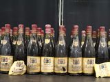 de nombreuses bouteilles de vin posées sur une table