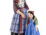 deux figurines représentant une femme et un enfant sur fond blanc