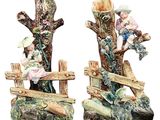 deux figurines représentant des enfants assis sur un banc