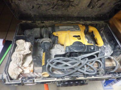 un outil dans une boîte à outils, avec un cordon et un marteau