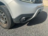 une voiture garée sur le côté de la route