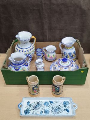 un plateau avec des tasses et un plateau avec un plateau avec un plateau avec un plateau de tasses et un plateau avec un plateau avec un plateau avec un plateau