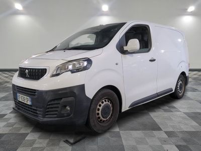 la camionnette blanche est garée sur le sol en damier d'une pièce