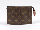 un portefeuille Louis Vuitton marron muni d'une poignée marron