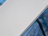 un morceau de papier blanc posé sur un sac en plastique bleu