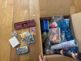 une boîte remplie d'objets posés par terre