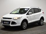 La Ford Kuga blanche est garée dans une pièce dont le sol est à carreaux.