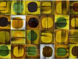 une photo d'une photo d'un mur composé de cercles