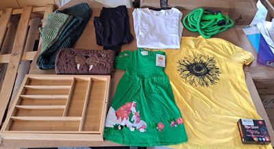 un tas de vêtements posés sur une table