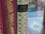 trois livres qui se trouvent côte à côte sur une étagère